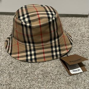 NWT BURBERRY BUCKET HAT